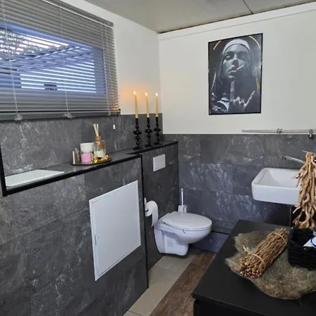 Glamping L Tiny , 2ferienhaeuser Mit Stillvolles Design Und Hohem Komfort Sauna Hot Tub Platten